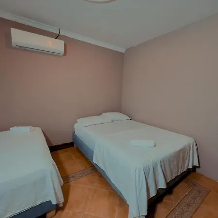 Casa Corozo Bocagrande A La Vuelta De La Playa - Casa De Playa Entera 40 Personas